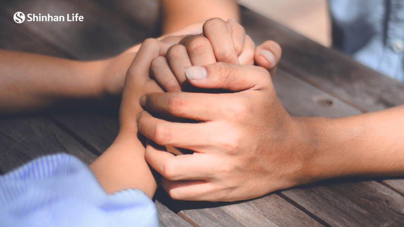 신한라이프 베트남 법이 하롱베이 유람선 전복 사고 피해 고객에게 보험금 지급했다. (사진 철처: 신한라이프베트남 페이스북)