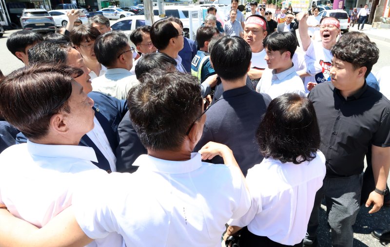 [2025 바카라사이트=뉴시스] 김얼 기자 = '완주 속으로' 상생 소통에 나선 우범기(왼쪽) 전주시장이 25일 전북 완주군의 한 식당에서 완주군의회 군의원들의 빗발치는 항의에 자리를 벗어나고 있다. (사진=독자제공) 2025.07.25. pmkeul@newsis.com