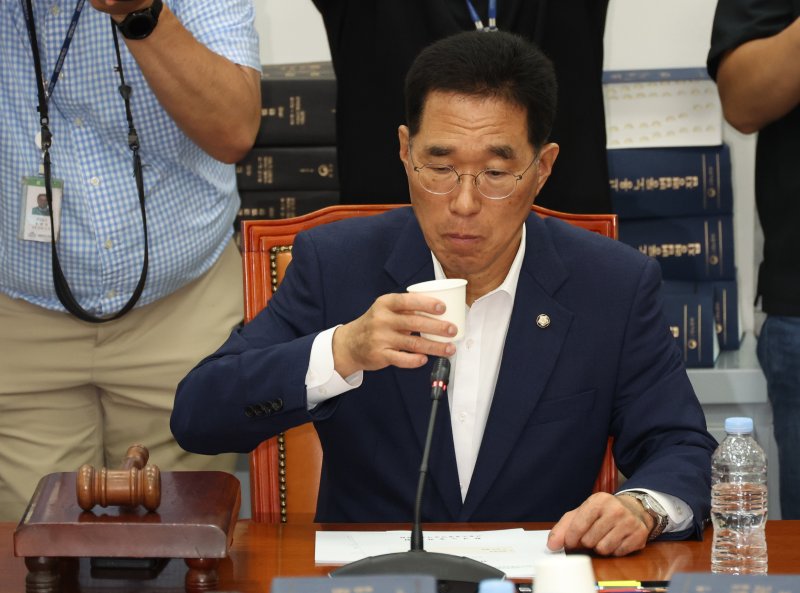 [서울=뉴시스] 김금보 기자 = 김주영 국회 환경노동위원회 바카라 토토 사이트원장이 28일 서울 여의도 국회에서 열린 '노란봉투법(노동조합 및 노동관계조정법 2·3조 개정안)' 관련 제1차 고용노동법안심사소위원회에서 물을 마시고 있다. 2025.07.28. kgb@newsis.com