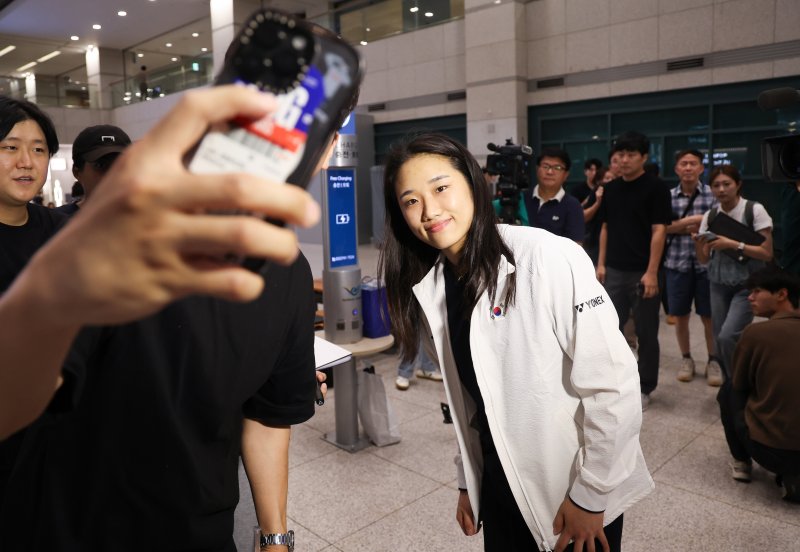 [인천공항=뉴시스] 권창회 기자 = '슈퍼 1000 슬램'에 도전했던 배드민턴 안세영이 28일 인천국제공항 제1여객터미널을 통해 귀국해 팬과 기념촬영을 하고 있다. 2025.07.28. kch0523@newsis.com