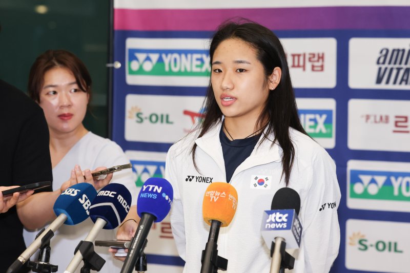 [인천공항=뉴시스] 권창회 기자 = '슈퍼 1000 슬램'에 도전했던 배드민턴 안세영이 28일 인천국제공항 제1여객터미널을 통해 귀국해 취재진 질문에 답변하고 있다. 2025.07.28. kch0523@newsis.com