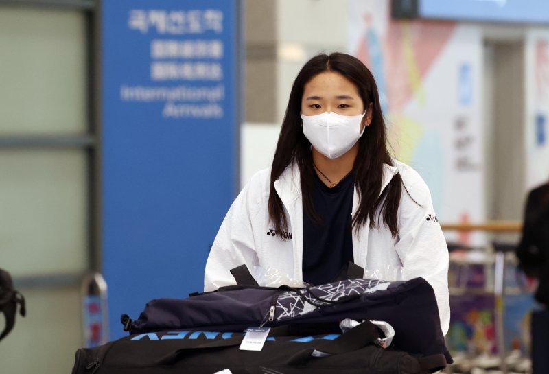 배드민턴 국가대표 안세영이 28일 오후 인천국제공항 제1여객터미널을 통해 귀국하고 있다. 안세영은 지난 26일 중국 창저우 올림픽스포츠센터에서 열린 세계배드민턴연맹(BWF) 슈퍼1000 중국오픈 여자단식 4강에서 한웨(중국·3위)와의 2게임 도중 무릎 부상으로 기권했다. 2025.7.28/뉴스1 ⓒ News1 김명섭 기자