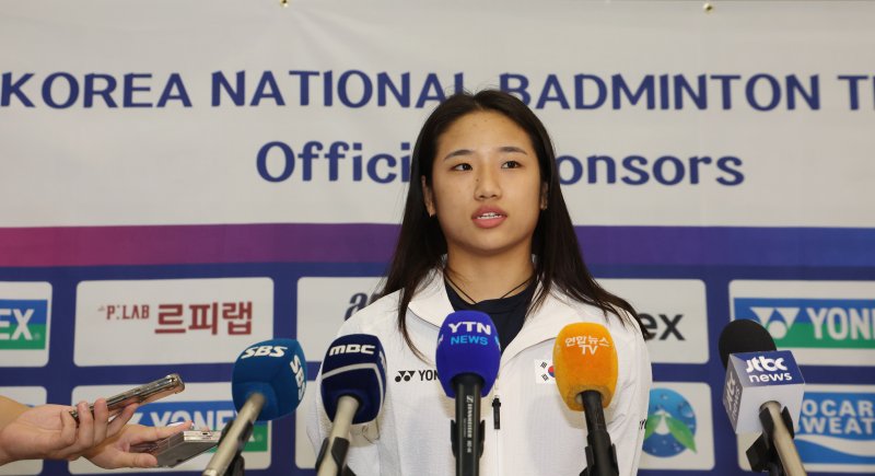 배드민턴 국가대표 안세영이 28일 오후 인천국제공항 제1여객터미널을 통해 귀국해 취재진 질문에 답변하고 있다. 안세영은 지난 26일 중국 창저우 올림픽스포츠센터에서 열린 세계배드민턴연맹(BWF) 슈퍼1000 중국오픈 여자단식 4강에서 한웨(중국·3위)와의 2게임 도중 무릎 부상으로 기권했다. 2025.7.28/뉴스1 ⓒ News1 김명섭 기자