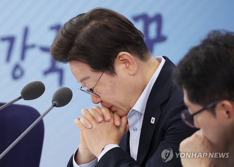 발언 듣는 이재명 대통령 (출처=연합뉴스)