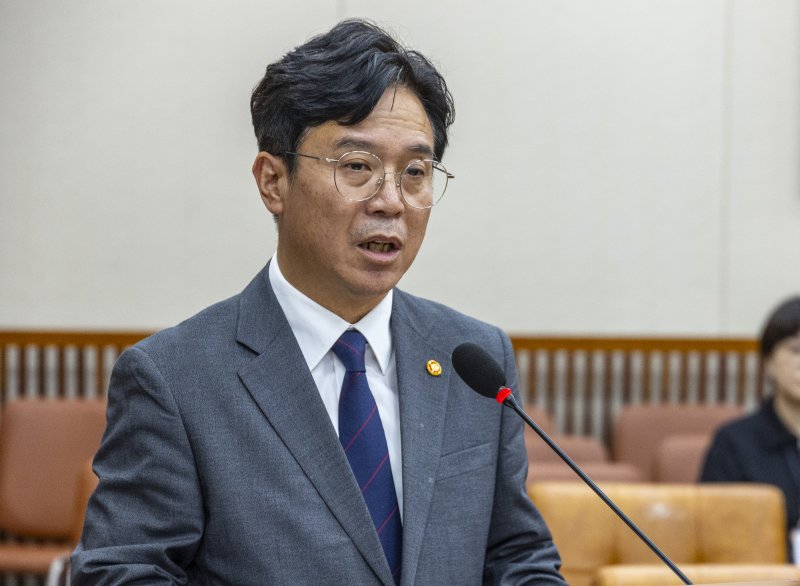 김영훈 고용노동부 장관이 28일 윤석열 전 대통령이 거부권(재의요구권)을 행사했던 '노란봉투법'(노조법 2·3조 개정안)이 국회 환경노동위원회에서 통과된 뒤 인사말을 하고 있다. 이날 노조법 2·3조 개정안은 이날 소위를 통과한 뒤 환노위 전체회의에서 국민의힘 의원들이 퇴장한 가운데 처리됐다. 연합뉴스