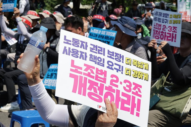 민주노총 조합원들이 28일 오후 서울 여의도 국회 앞에서 가진 노조법 2·3조 개정 촉구 긴급 결의대회에서 얼음물을 들고 구호를 외치고 있다. 2025.7.28/뉴스1 ⓒ News1 신웅수 기자
