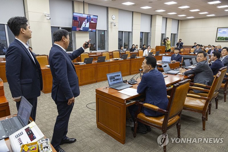 노조법 2·3조 개정안 상정에 반발해 퇴장하다 설전 (출처=연합뉴스)