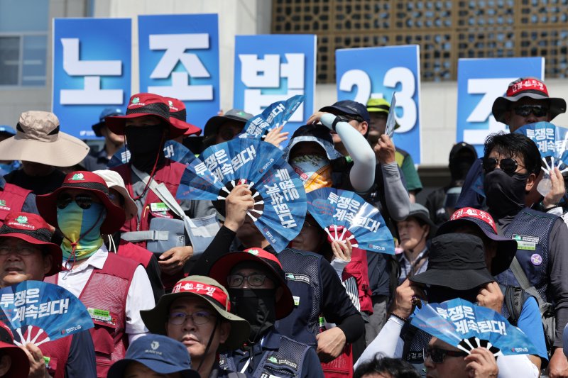 민주노총·한국노총 조합원들을 비롯한 시민사회단체 회원들이 28일 오전 서울 여의도 국회 본청 계단 앞에서 가진 노조법 2·3조 개정안 후퇴 저지 및 신속 통과 촉구 기자회견에서 구호가 적힌 부채를 들고 있다. 2025.7.28/뉴스1 ⓒ News1 신웅수 기자