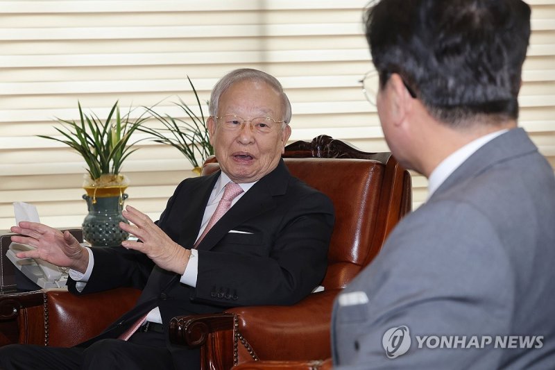 김영훈 노동부 장관과 대화하는 손경식 경총 회장 (출처=연합뉴스)