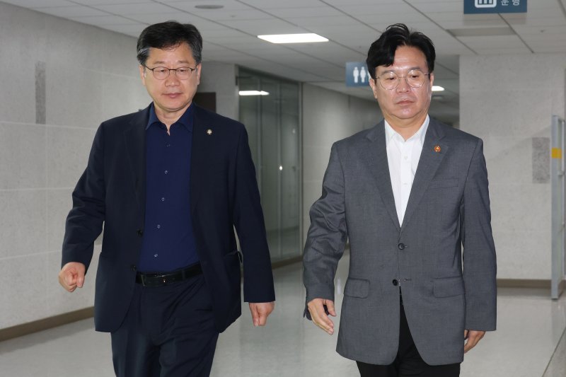 국회 환경노동위원장인 안호영 더불어민주당 의원(왼쪽)과 김영훈 고용노동부장관이 28일 오전 서울 여의도 국회 의원회관에서 열린 노란봉투법(노동조합법 2·3조 개정안) 관련 당정 간담회에 참석하고 있다. 2025.7.28/뉴스1 ⓒ News1 이광호 기자