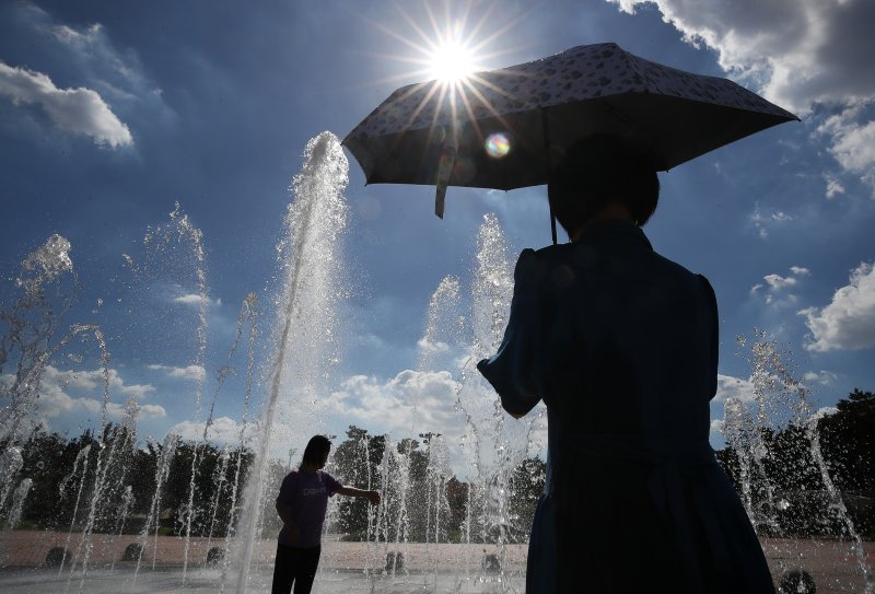 폭염이 계속된 28일 오후 대구 동구 율하체육공원을 찾은 시민들이 바닥분수에서 더위를 식히고 있다. 2025.7.28/뉴스1 ⓒ News1 공정식 기자