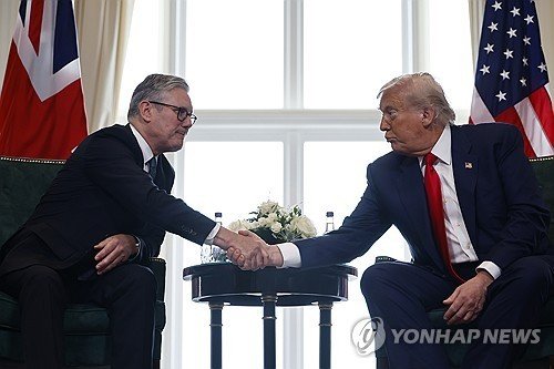 스타머 영국 총리와 트럼프 미 대통령 (출처=연합뉴스)