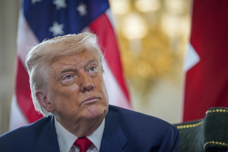 [턴베리=AP/뉴시스]도널드 트럼프 미국 대통령이 28일(현지 시간) 스코틀랜드 턴베리에 있는 자신의 골프 클럽에서 키어 스타머 영국총리와 회담하기 앞서 취재진 질문을 듣고 있다. 2025.07.28.