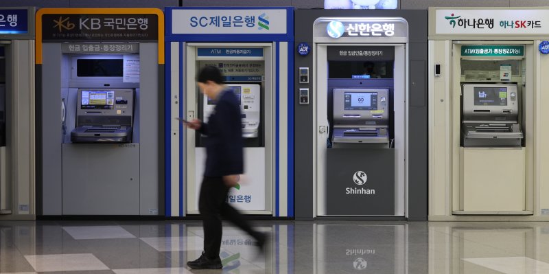 [서울=뉴시스] 이영환 기자 = 25일 서울의 한 건물에 설치된 국내 은행의 ATM 기계가 보이고 있다. 금융감독원이 이날 공개한 2025년 2월 말 국내은행의 원화대출 연체율 현황(잠정, 1개월 이상 원리금 연체 기준)에 따르면 연체율이 0.58%로 잠정 집계됐으며 2018년 11월(0.60) 이후 6년 3개뭘 만의 최고치다. 2025.04.25. 20hwan@newsis.com