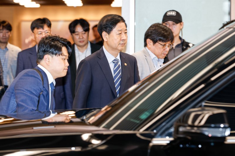 [인천공항=뉴시스] 권창회 기자 = 구윤철 경제부총리 겸 기획재정부 장관이 24일 오전 미국 워싱턴D.C.에서 열릴 예정이였던 미국 재무장관과 무역대표부(USTR)와 예정되어 있던 통상협상이 취소돼 인천국제공항 제2여객터미널 귀빈실을 나서고 있다. (공동취재) 2025.07.24. photo@newsis.com