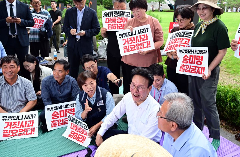 [서울=뉴시스] 배훈식 기자 = 김민석 국무총리가 4일 오전 서울 용산구 대통령실 앞 농민단체 항의 집회 현장을 찾아 농민들과 대화하고 있다. (공동취재) 2025.07.04. photo@newsis.com