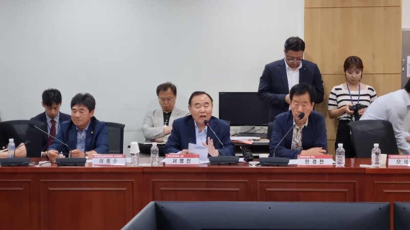 24일 오후 국회의원회관 제9간담회의실에서 한국농축산연합회와 한국종합농업단체협의회, 전국한우협회, 한국사화연합회 등 8개 농민단체가 참여하는 한미 통상협상 관련, 긴급간담회가 열리고 있다. *재판매 및 DB 금지