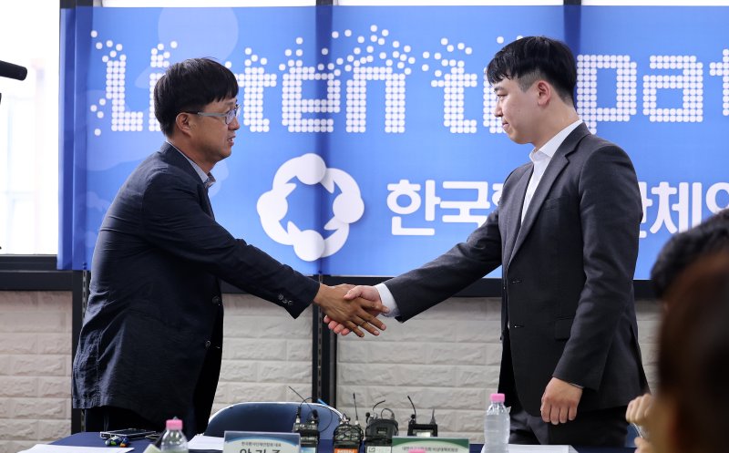 [서울=뉴시스] 김선웅 기자 = 한성존 대한전공의협의회 비상대책위원장이 지난 28일 서울 영등포구 한국환자단체연합회을 찾아 안기종 한국환자단체연합회 대표와 인사를 나누고 있는 모습. (공동취재) 2025.07.28. photo@newsis.com