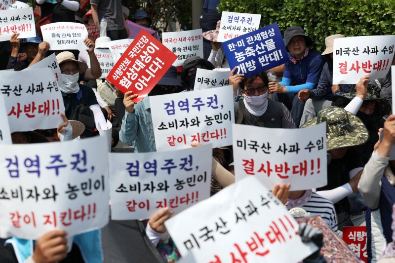 [서울=뉴시스] 조성우 기자 = 28일 오후 서울 용산구 대통령 인근에서 열린 한-미 상호관세 협상 농축산물 개방 반대 전국농축산인 결의대회에서 농민들이 구호를 외치고 있다. 2025.07.28. xconfind@newsis.com