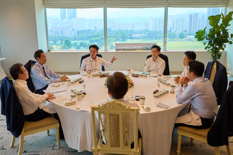 이재명 대통령이 28일 서울 용산 대통령실 청사에서 열린 오찬 주례보고회동에서 김민석 국무총리와 대화하고 있다. (대통령실 제공. 재판매 및 DB 금지) 2025.7.28/뉴스1 ⓒ News1 허경 기자