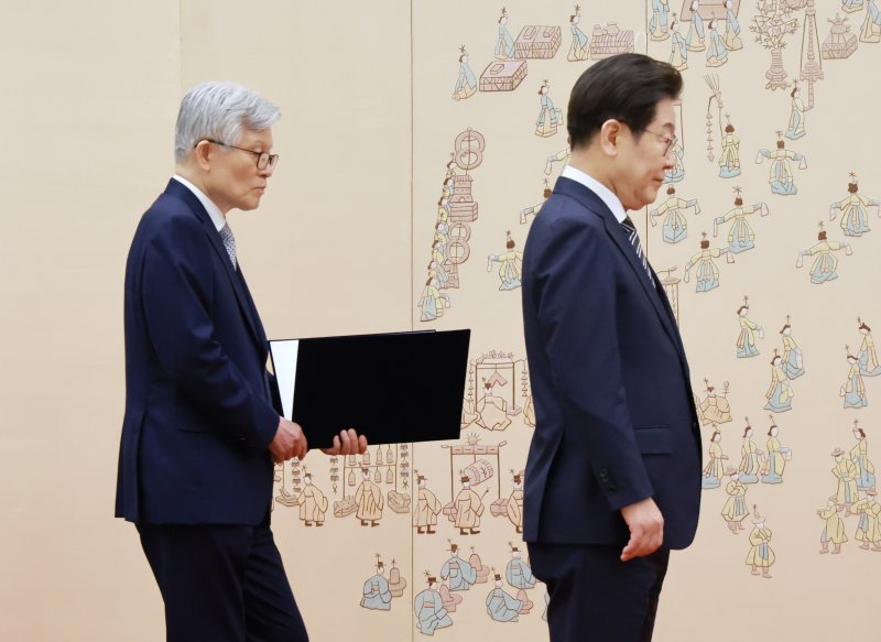 [서울=뉴시스] 고범준 기자 = 최동석 인사혁신처장이 23일 서울 용산 대통령실 청사에서 이재명 대통령의 임명장 및 위촉장 수여를 돕고 있다. (대통령실통신사진기자단) 2025.07.23. bjko@newsis.com