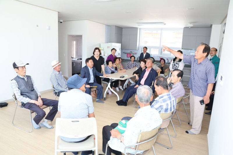 [고성(경남)=뉴시스] 신정철 기자= 경남 고성군의회(의장 최을석)가 28일, 고성군이 조성 중인 송학고분군지구 도시재생사업의 어울림샛터 및 스마트 헬스케어실을 방문해 사업 추진상황을 점검하고, 향후 운영방향에 대한 의견을 나눴다.사진은 현장 점검 모습.(사진=고성군의회 제공).2025.07.28. photo@newsis.com *재판매 및 DB 금지