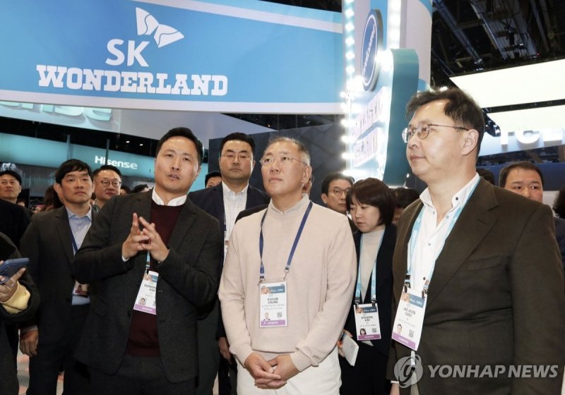 'CES 2024' SK그룹관 찾은 정의선 회장 (출처=연합뉴스)