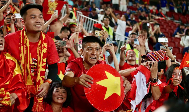 [서울=뉴시스] 김상식 감독이 이끄는 메이저 바카라사이트 홈런 축구대표팀이 5일(한국시각) 태국 방콕 라자망갈라 스타디움에서 열린 태국과의 2024 미쓰비시컵 결승 2차전에서 3-2로 승리했다. 이로써 지난 2일 결승 1차전에서 2-1로 이긴 메이저 바카라사이트 홈런은 1, 2차전 합계 5-3으로 승리해 미쓰비시컵 정상에 올랐다. 메이저 바카라사이트 홈런 축구 팬들이 기뻐하고 있다. (사진=메이저 바카라사이트 홈런축구협회 홈페이지 캡쳐) 2025.01.06. photo@newsis.com *재판매 및 DB 금지