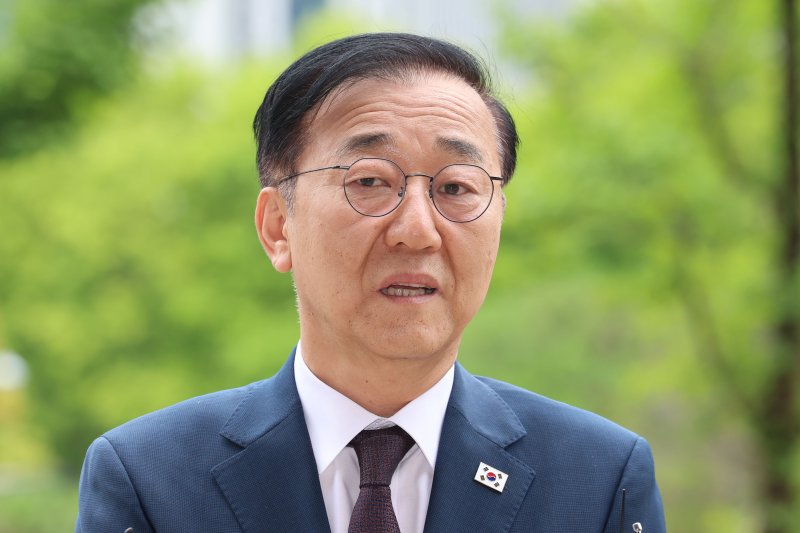 [과천=뉴시스] 권창회 기자 = 김윤덕 국토교통부 장관 후보자가 15일 오전 경기 과천시 정부과천청사로 출근하며 취재진 질의에 답하고 있다. 2025.07.15. kch0523@newsis.com