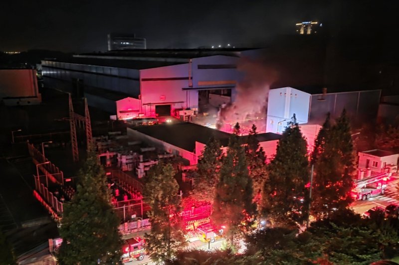 [영암=뉴시스] 지난 28일 오후 11시22분께 전남 영암군 대불국가산업단지 HD현대삼호 내 1호사 변전소에서 불이 나 소방 당국이 진화 작업을 벌이고 있다. 이 불로 인명피해는 없는 것으로 파악됐지만 전력 공급이 끊겨 당분간 조업 차질도 예상된다. (사진 = 독자 제공) 2025.07.29. photo@newsis.com