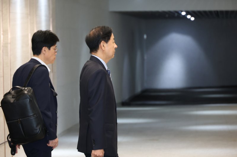 [인천공항=뉴시스] 권창회 기자 = 구윤철 경제부총리 겸 기획재정부 장관이 24일 오전 미국 워싱턴D.C.에서 열릴 예정이였던 미국 재무장관과 무역대표부(USTR)와 예정되어 있던 통상협상이 취소돼 인천국제공항 제2여객터미널 귀빈실을 나서고 있다. (공동취재) 2025.07.24. photo@newsis.com