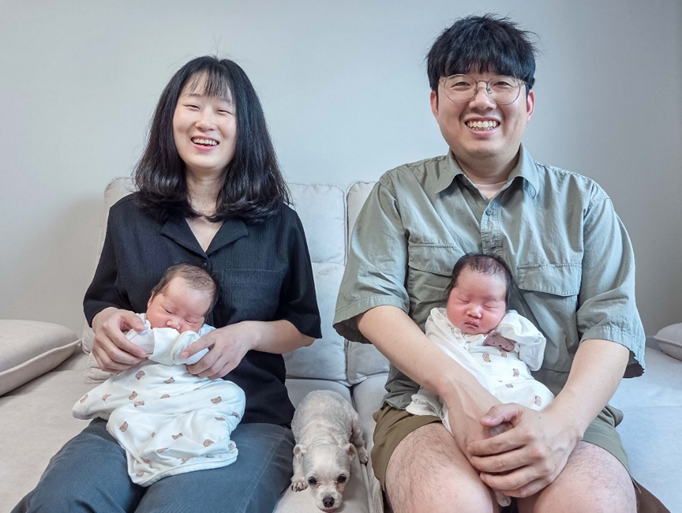 올해 4월 쌍둥이를 출산해 2000만원의 육아동행지원금을 받은 한화비전 강남경 책임(왼쪽) 가족. 한화비전 제공