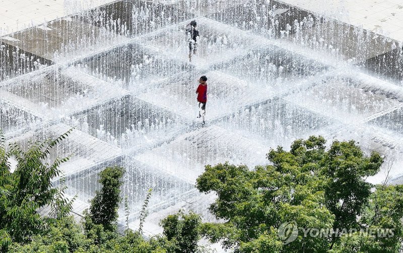 물놀이로 이겨내는 폭염 (출처=연합뉴스)