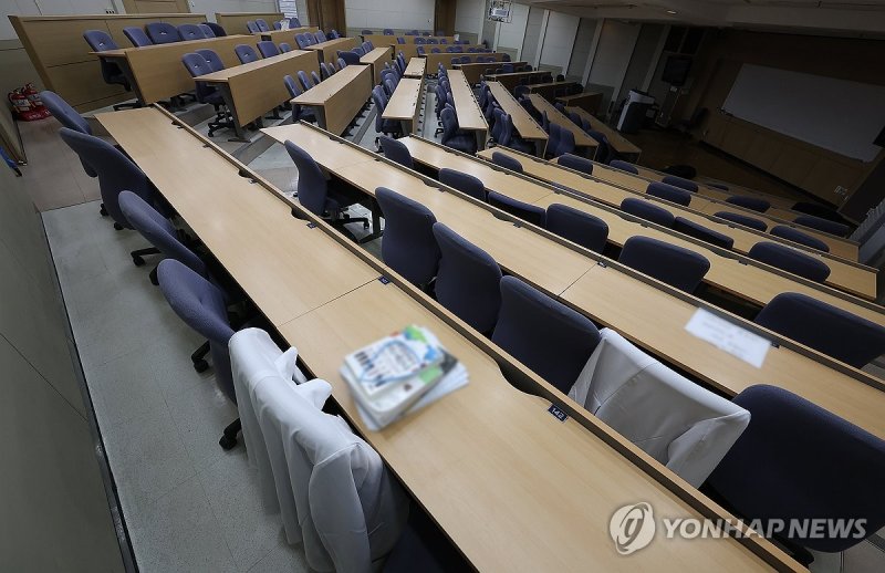 서울 시내 한 의과대학 강의실에 가운이 걸려 있다. (출처=연합뉴스)
