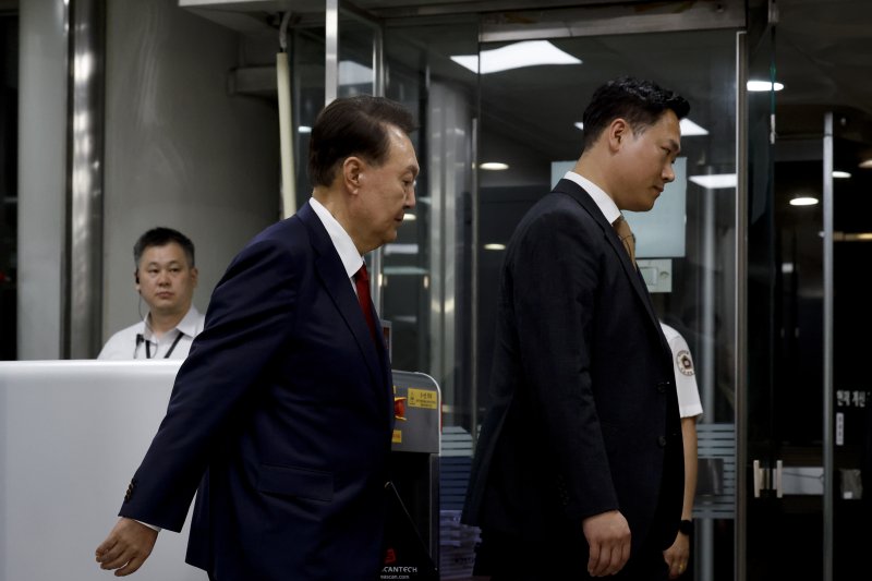 12·3 비상계엄과 관련해 특검 수사를 받는 윤석열 전 대통령이 9일 밤 서울중앙지법에서 두 번째 구속 전 피의자심문(영장실질심사)을 마친 뒤 대기장소인 서울구치소로 이동하고 있다. 2025.7.9/뉴스1 ⓒ News1 사진공동취재단