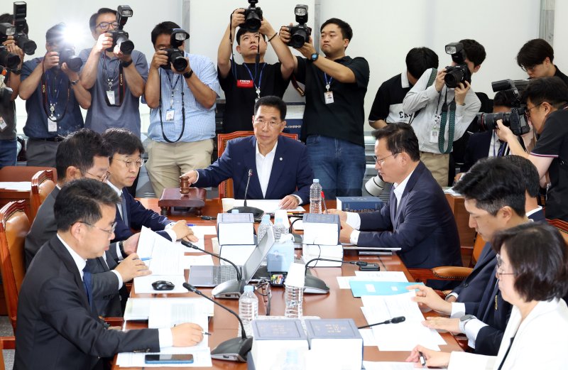 김주영 국회 환경노동위원회 소위원장(사진 가운데)이 28일 서울 여의도 국회에서 열린 '노란봉투법(노동조합 및 노동관계조정법 2·3조 개정안)' 관련 제1차 고용노동법안심사소위원회에서 의사봉을 두드리고 있다. 뉴시스