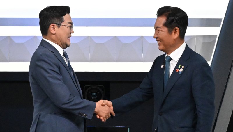 박찬대(왼쪽)·정청래 더불어민주당 당대표 후보가 27일 오후 서울 여의도 KBS에서 열린 TV바카라 사이트 디시회 시작 전 기념촬영을 하고 있다. 2025.7.27/뉴스1 ⓒ News1 국회사진기자단