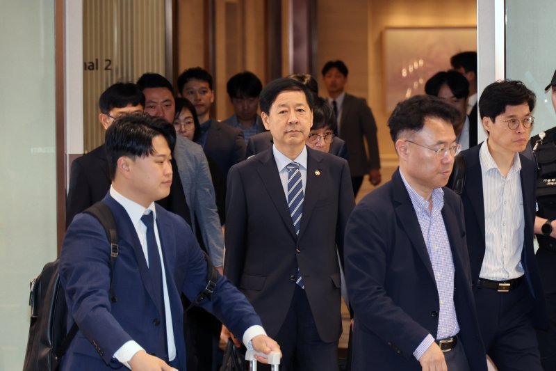 [인천공항=뉴시스] 권창회 기자 = 구윤철 경제부총리 겸 기획재정부 장관이 24일 오전 미국 워싱턴D.C.에서 열릴 예정이였던 미국 재무장관과 무역대표부(USTR)와 예정되어 있던 통상협상이 취소돼 인천국제공항 제2여객터미널 귀빈실을 나서고 있다. (공동취재) 2025.07.24. photo@newsis.com