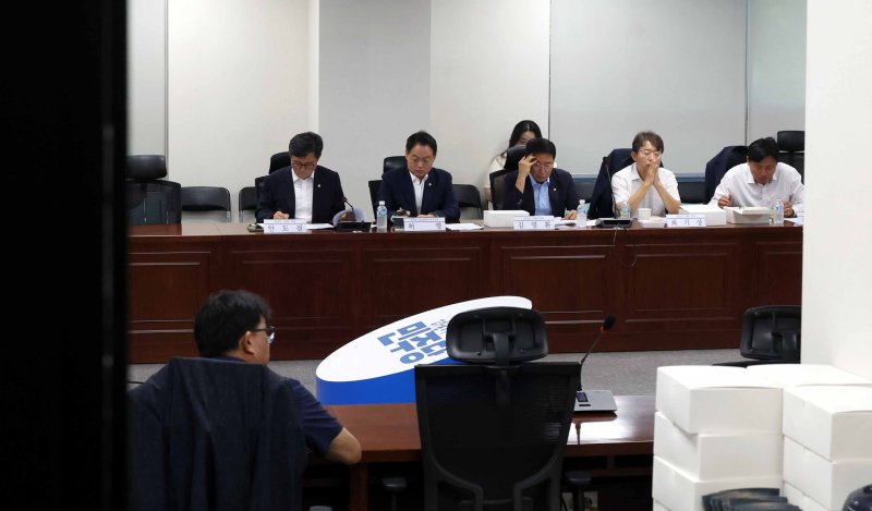 허영(왼쪽 두번째) 더불어민주당 정책수석부대표를 비롯한 민주당 기재위 의원들이 29일 오전 서울 여의도 국회에서 열린 당정협의에서 배당소득 분리과세 등 세제개편 논의 준비를 하고 있다. 사진=뉴시스
