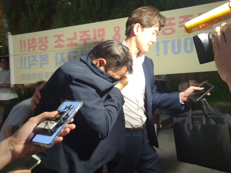 옷깃에 숨은 김건희 오빠 "목걸이가 왜 장모 댁에? 묵묵부답"(종합)