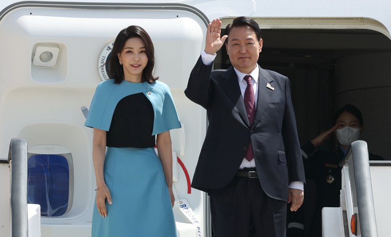 옷깃에 숨은 김건희 오빠 "목걸이가 왜 장모 댁에? 묵묵부답"(종합)