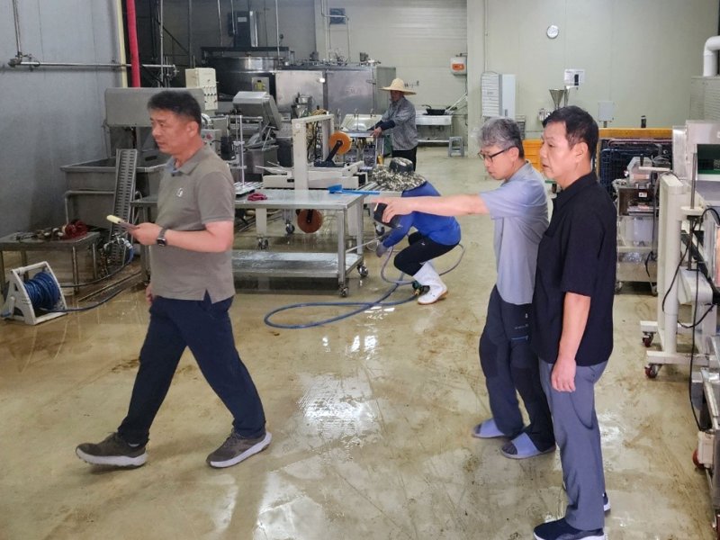 공영홈쇼핑 수해지역 협력사 방문 (출처=연합뉴스)