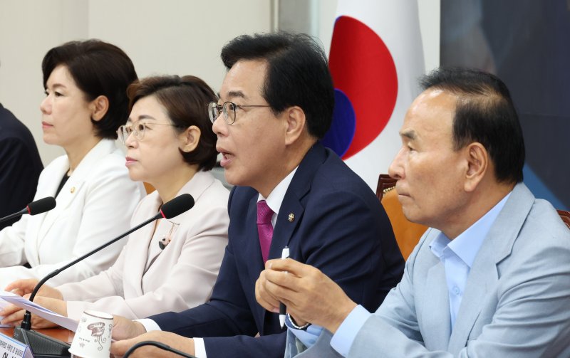 [서울=뉴시스] 김금보 기자 = 송언석 국민의힘 비상대책위원장 겸 원내대표가 28일 서울 여의도 국회에서 열린 비상대책위원회의에서 발언을 하고 있다. 2025.07.28. kgb@newsis.com