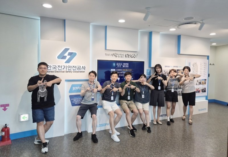 반바지 입은 한국전기안전공사 직원들 (출처=연합뉴스)