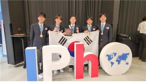 물리올림피아드 한국대표단. (왼쪽부터)이연호, 최정민, 이혁준, 한지형, 장근영 (출처=연합뉴스)