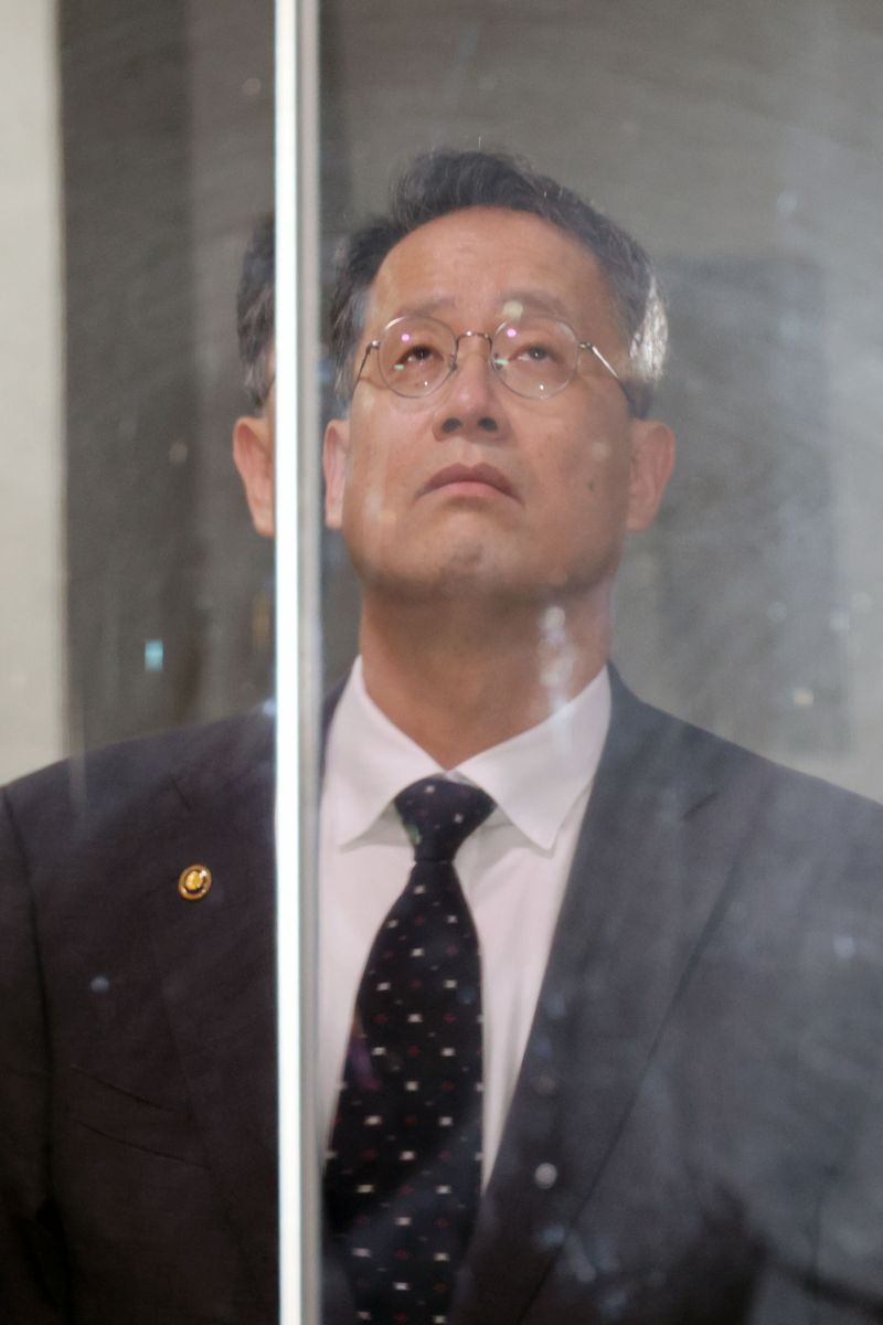 이형일 기획재정부 1차관이 29일 서울 여의도 국회 의원회관에서 열린 비공개 당정협의를 마친 후 회의장을 나서고 있다. 사진=서동일 기자