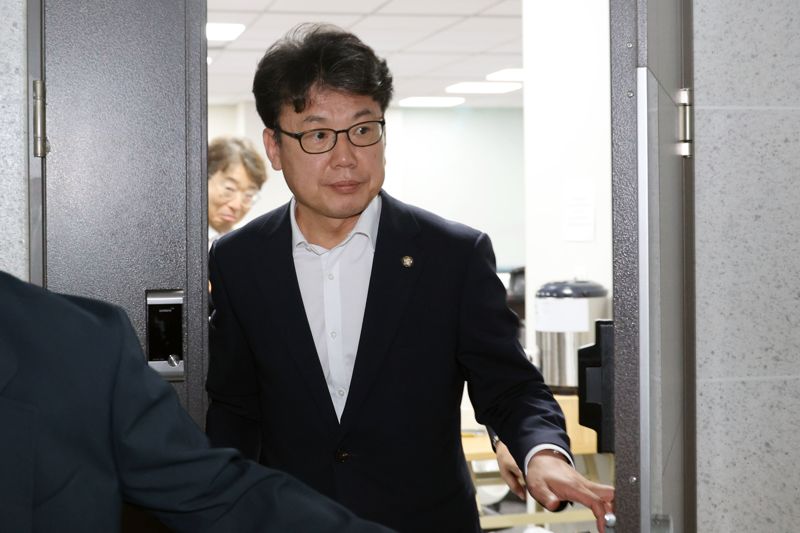 진성준 더불어민주당 정책위의장이 29일 서울 여의도 국회 의원회관에서 열린 비공개 당정협의를 마친 후 회의장을 나서고 있다. 사진=서동일 기자