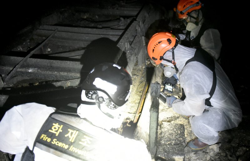 [광주=뉴시스] 광주시소방안전본부 대원 화재조사. (사진=광주시소방안전본부 제공) 2025.07.29. photo@newsis.com *재판매 및 DB 금지
