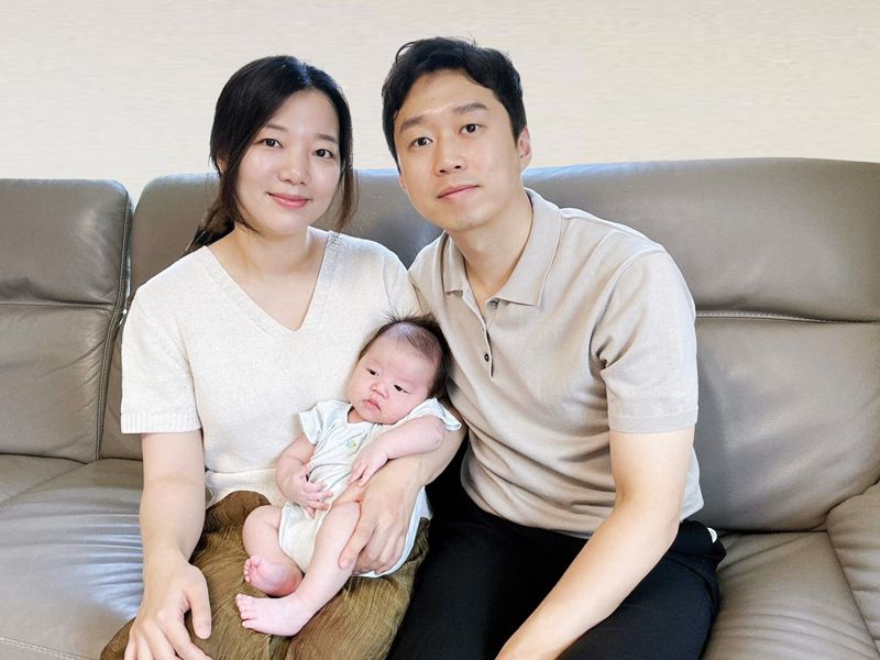 지난달 출산으로 온라인 바카라사이트 추천의 100번째 육아동행온라인 바카라사이트 추천을 받은 원소라 아워홈 책임(왼쪽) 가족. 온라인 바카라사이트 추천갤러리아 제공