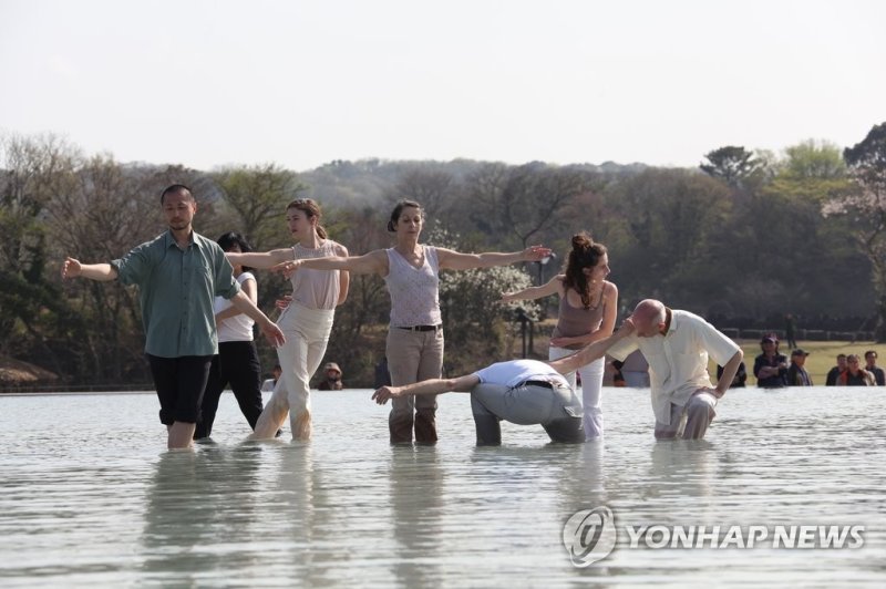 제주돌문화공원 하늘 연못에서 공연 (출처=연합뉴스)